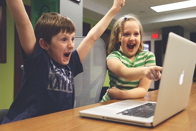 Děti hrají na počítači