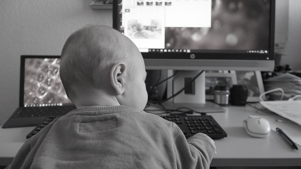 dítě u počítače