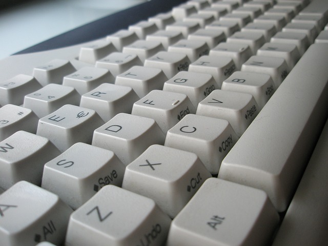 bílá klávesnice pc.jpg