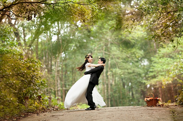 novomanželé u lesa.jpg